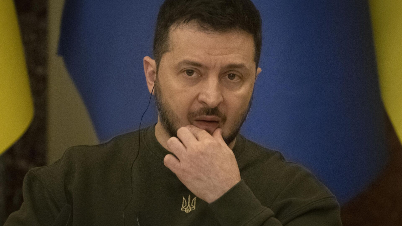 СМИ: Зеленский продлевает конфликт на Украине, чтобы удержать власть