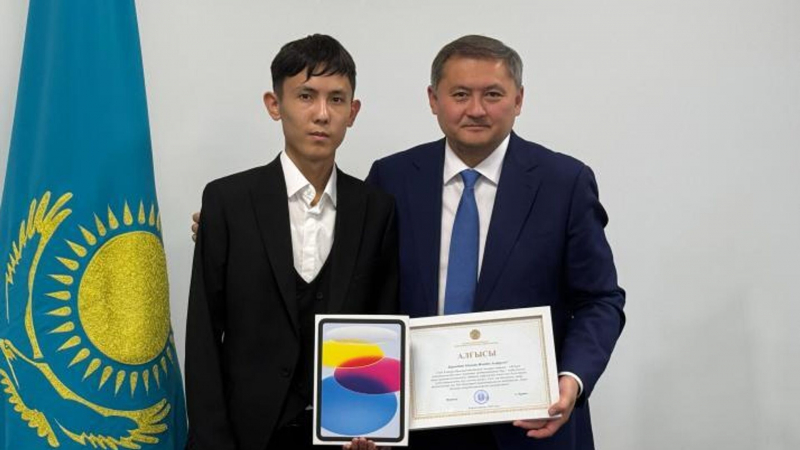 Министр поздравил выпускника, набравшего высший балл на тестировании в Казахстане 