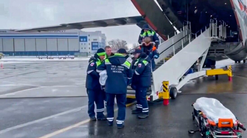 В Москву доставили двух пострадавших в авиакатастрофе в Казахстане